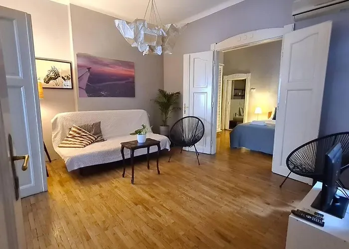 Your Royal 2 Bedroom City Center Stay